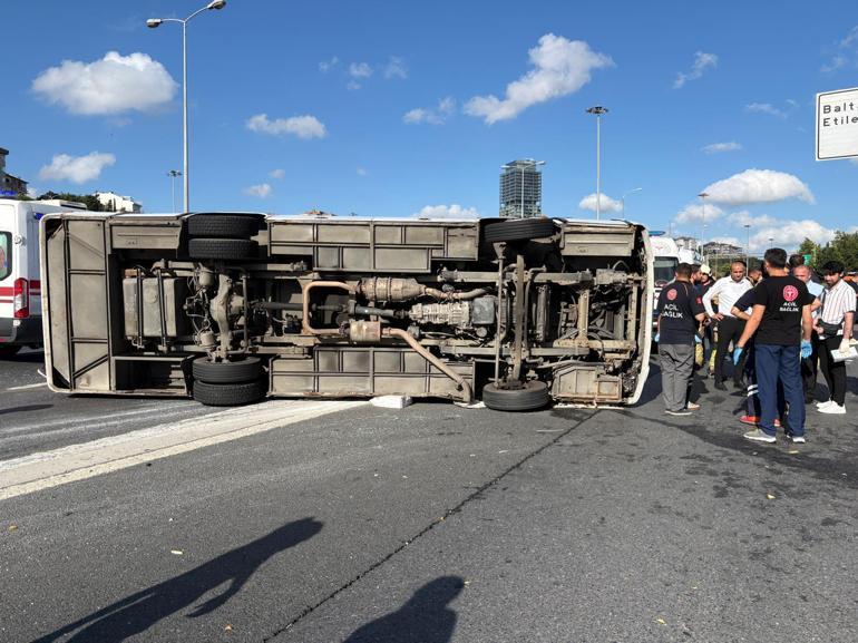 Sarıyer TEM Otoyolu’nda midibüs devrildi; 13 yaralı