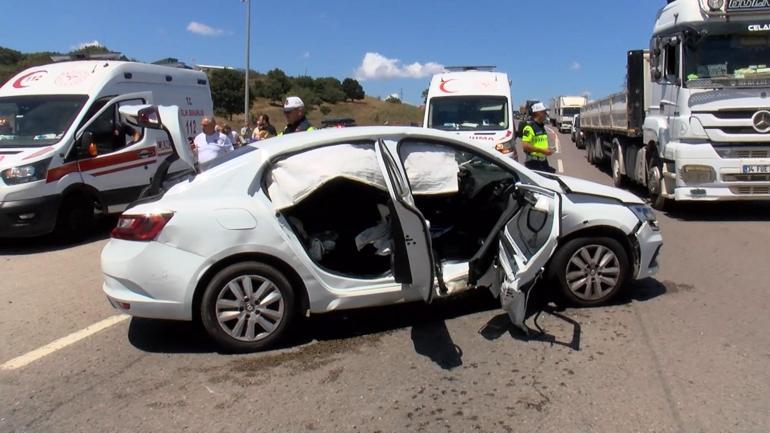 Pendik’te iki otomobilin karıştığı kazada 1i çocuk 2 kişi yaralandı