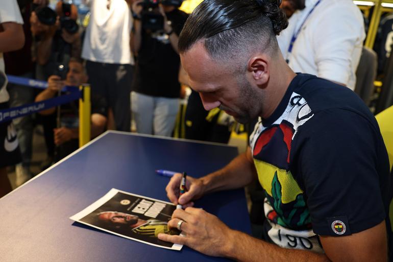 Vedat Muriqi imza gününde Fenerbahçeli taraftarlarla buluştu