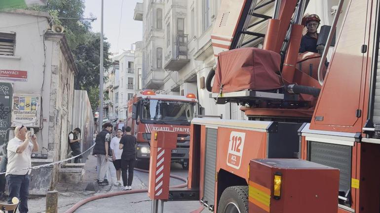 Taksimde alışveriş merkezindeki lokantada çıkan yangın söndürüldü