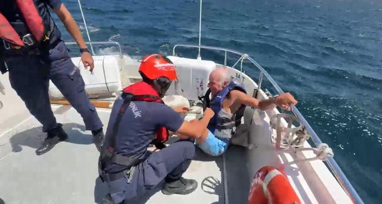Teknesi alabora olan kişiyi Sahil Güvenlik ekipleri kurtardı