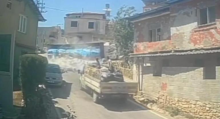 Hatayda inşaat malzemesi yüklü kamyonun devrilme anı kamerada