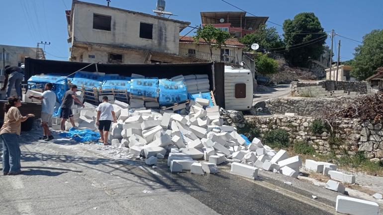 Hatayda inşaat malzemesi yüklü kamyonun devrilme anı kamerada