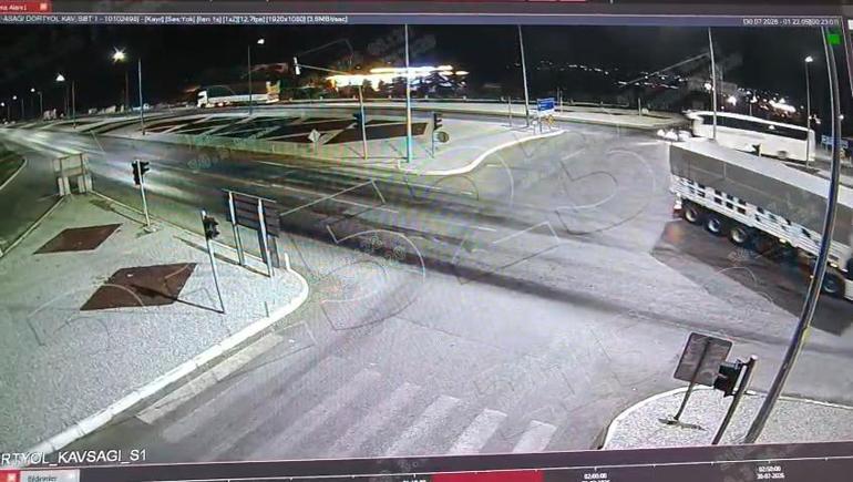 Yolcu otobüsüyle otomobil kavşakta çarpıştı: 1 ölü, 1 ağır yaralı