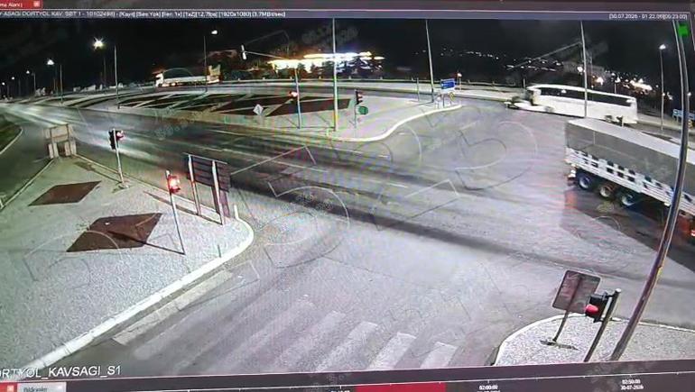 Yolcu otobüsüyle otomobil kavşakta çarpıştı: 1 ölü, 1 ağır yaralı