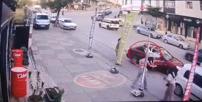 Kızlara laf atanları uyardı, tekme tokat dövüldü