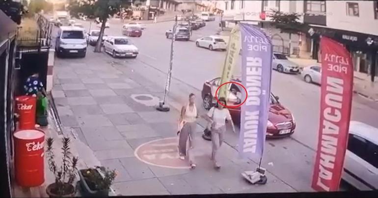 Kızlara laf atanları uyardı, tekme tokat dövüldü
