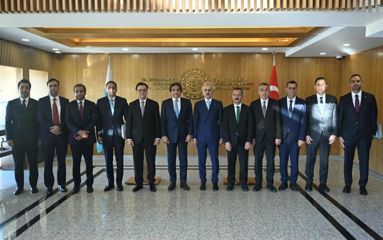 Bakan Uraloğlu, Pakistanlı mevkidaşı Abbasi ile bir araya geldi