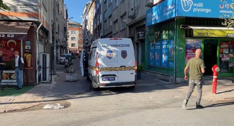 Bayrampaşa’da laf atma kavgasını ayırmak isterken silahla vuruldu: 2 yaralı