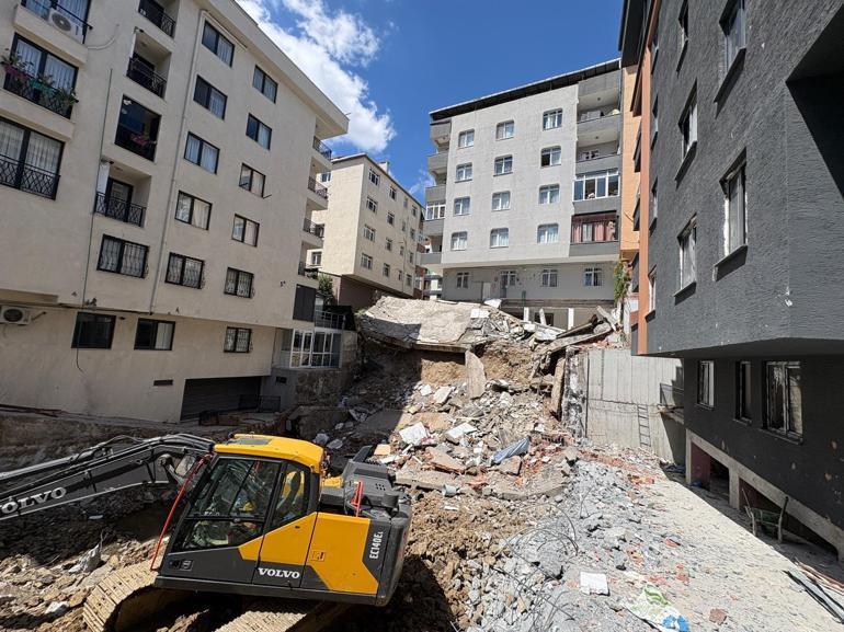Kağıthane’de inşaatta çalışan iş makinesi yan binanın balkonunu yıktı: Deprem oluyor zannettik
