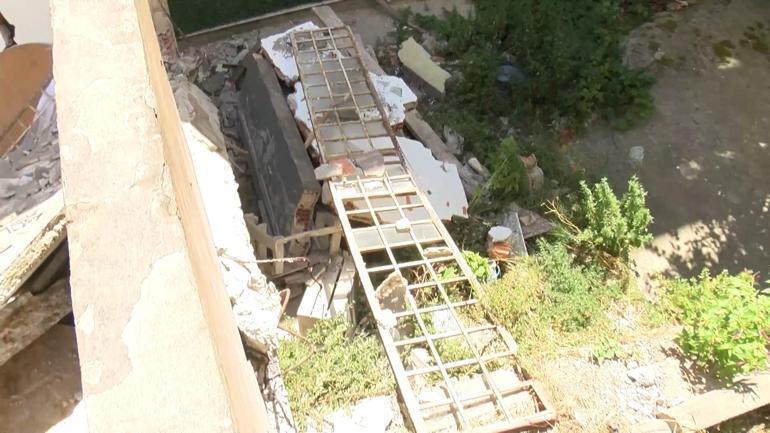 Kağıthane’de inşaatta çalışan iş makinesi yan binanın balkonunu yıktı: Deprem oluyor zannettik