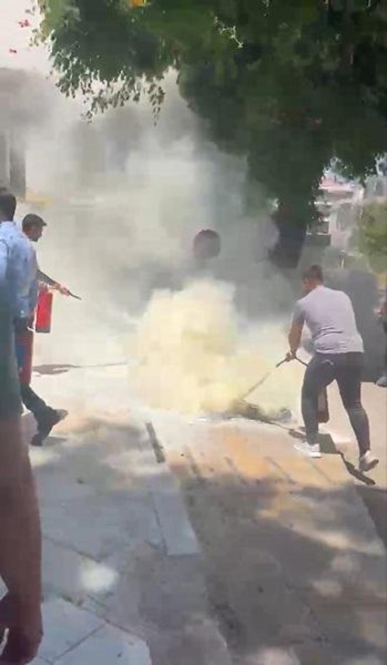 İşletmesine ceza uygulandığı gerekçesiyle malzemelerini belediye önünde ateşe verdi