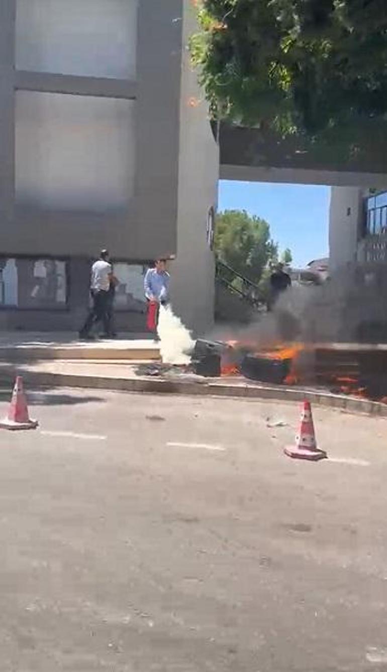 İşletmesine ceza uygulandığı gerekçesiyle malzemelerini belediye önünde ateşe verdi