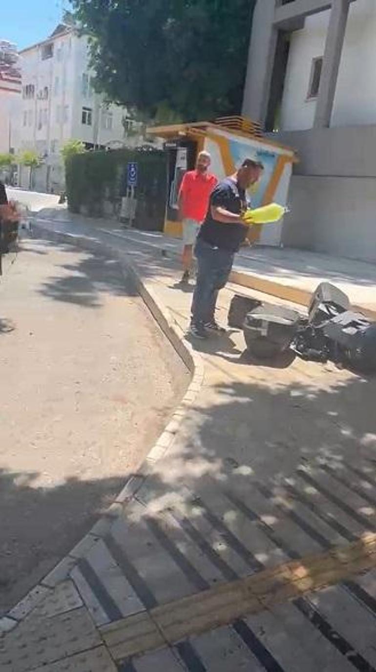 İşletmesine ceza uygulandığı gerekçesiyle malzemelerini belediye önünde ateşe verdi