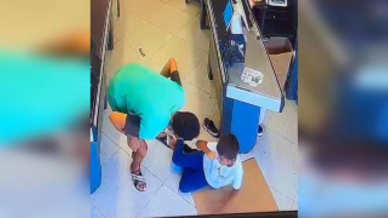 Mersin’de, markette çocuğa darp kamerada