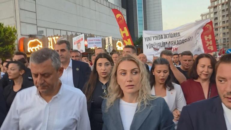 Özgür Özel, Beylikdüzünde yürüyüşe katıldı