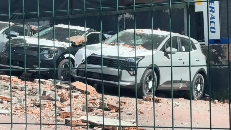 Kağıthane’de duvar otoparka doğru çöktü: 12 sıfır araçta 30 milyon liralık hasar oluştu