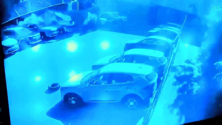 Kağıthane’de duvarın otoparka doğru çöktüğü anlar kamerada: 12 sıfır araçta 30 milyon liralık hasar oluştu