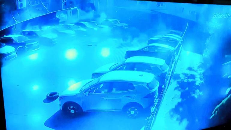Kağıthane’de duvarın otoparka doğru çöktüğü anlar kamerada: 12 sıfır araçta 30 milyon liralık hasar oluştu