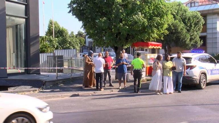 Bakırköyde otomobil apartman boşluğuna düştü: 2 yaralı