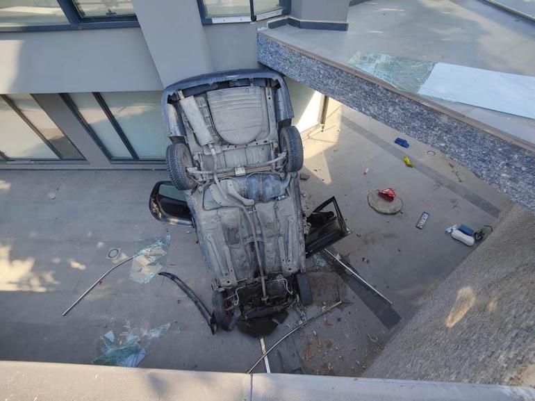 Bakırköyde otomobil apartman boşluğuna düştü: 2 yaralı