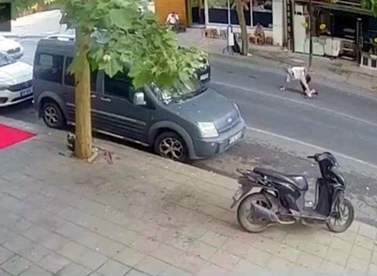 Otomobilin çarptığı yaya metrelerce savruldu; o anlar kamerada
