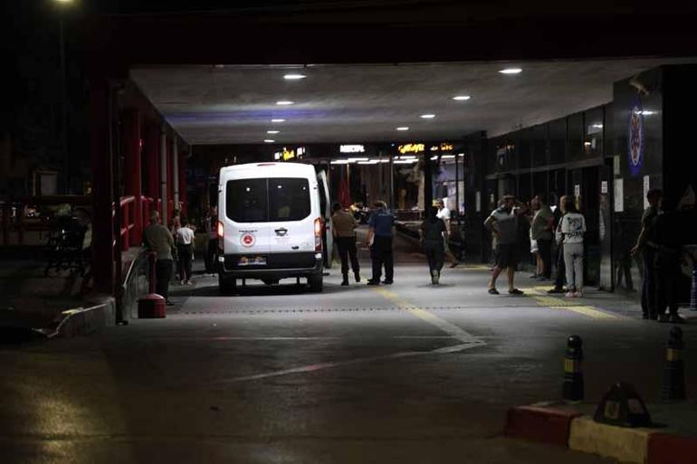 İzmirde motosiklet bariyerlere çarptı: 1 ölü, 1 ağır yaralı