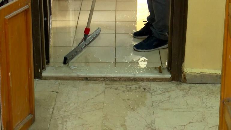 Büyükçekmecede daireden akan su alt kattaki eve sızdı: 3 aydır çekpasla temizliyoruz
