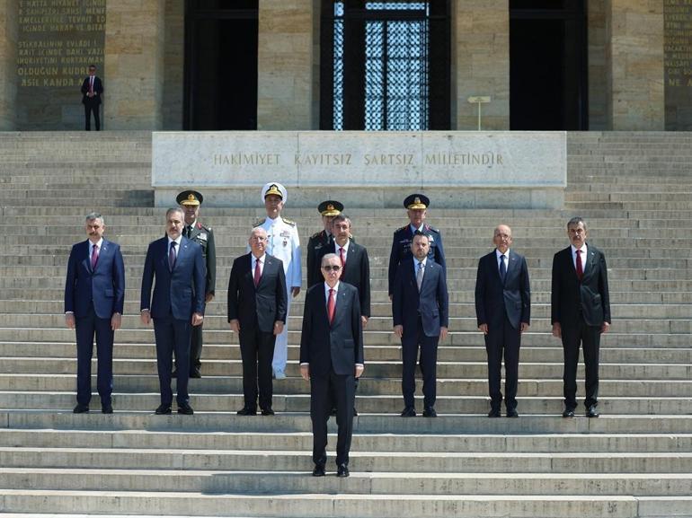 Cumhurbaşkanı Erdoğan ve YAŞ üyeleri Anıtkabiri ziyaret etti