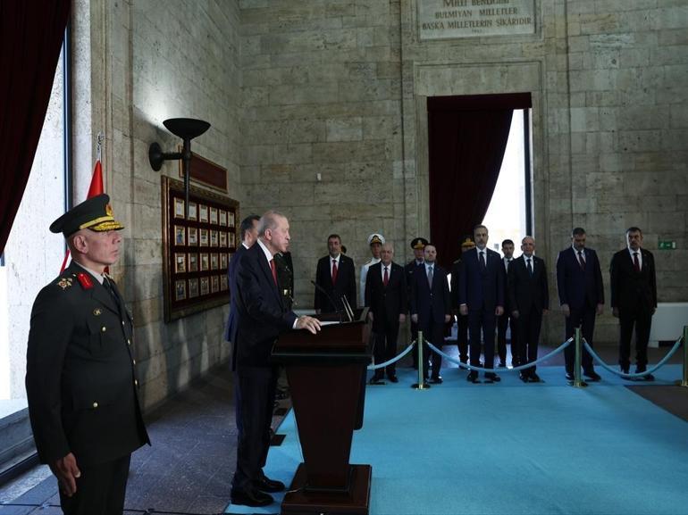 Cumhurbaşkanı Erdoğan ve YAŞ üyeleri Anıtkabiri ziyaret etti