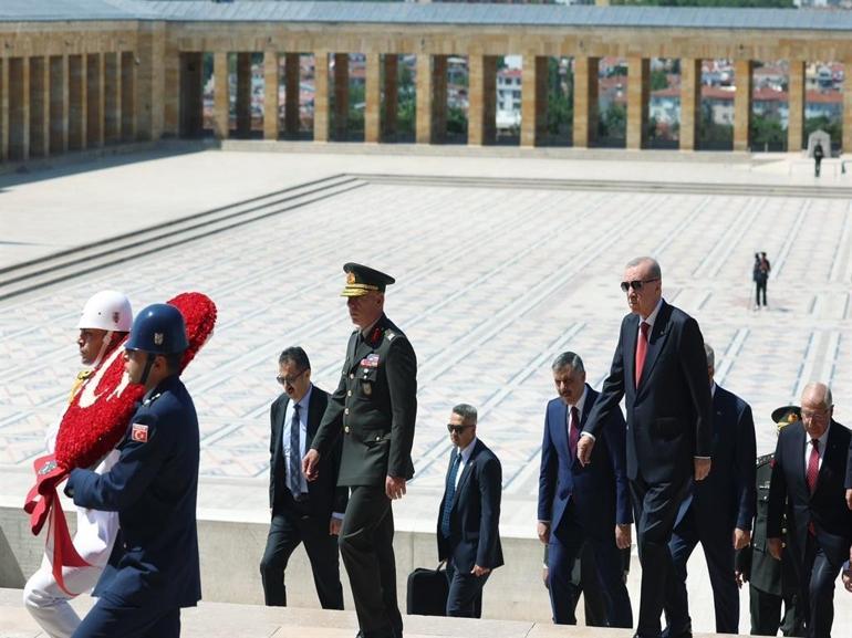 Cumhurbaşkanı Erdoğan ve YAŞ üyeleri Anıtkabiri ziyaret etti