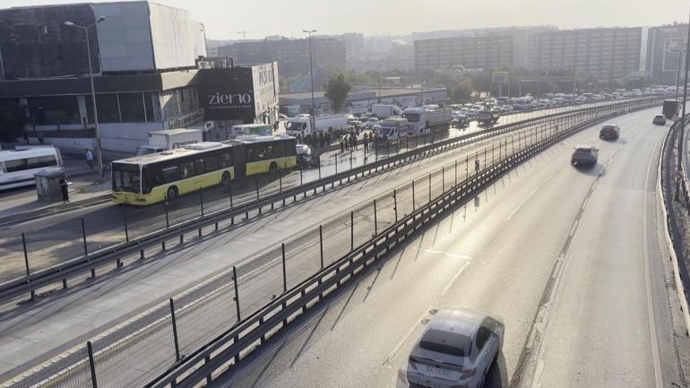 Küçükçekmece D-100de otomobil, İETT otobüsüne çarptı: 3 ölü