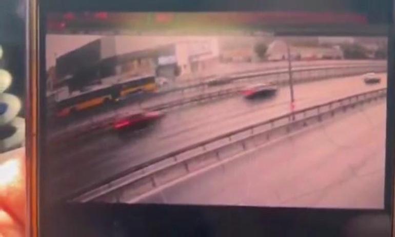 Küçükçekmece’de otomobilin İETT otobüsüne çarptığı kaza kamerada; 3 ölü