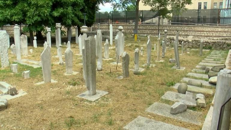 Fatihte tarihi Haydarhane Camiinin haziresindeki mezar taşlarına zarar veren şüpheli yakalandı