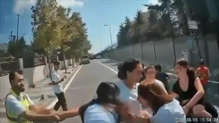 Sancaktepe’de kadınlar arasındaki saç saça kavga kamerada