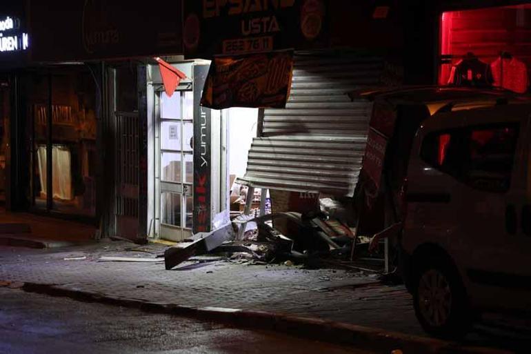 İzmir’de otomobil dönerciye daldı; bitişikteki iş yerinde binlerce yumurta kırıldı