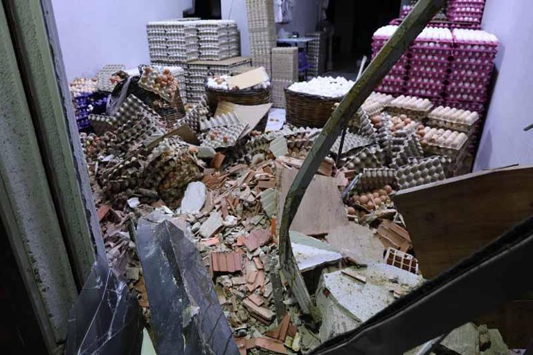 İzmir’de otomobil dönerciye daldı; bitişikteki iş yerinde binlerce yumurta kırıldı
