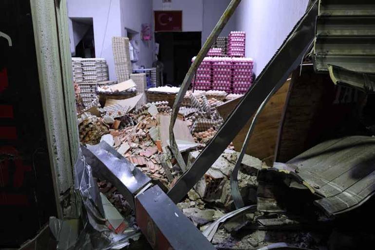 İzmir’de otomobil dönerciye daldı; bitişikteki iş yerinde binlerce yumurta kırıldı
