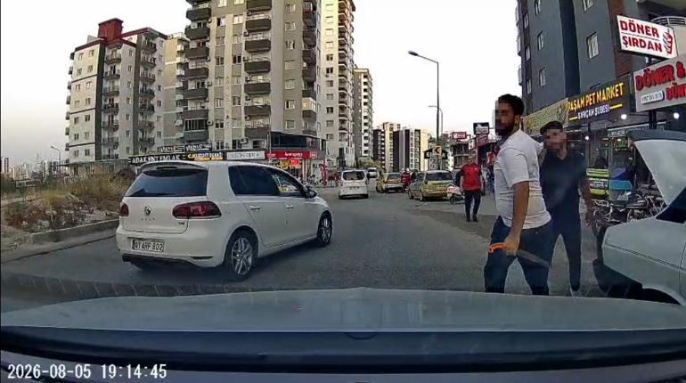 Trafikte tartıştığı sürücüyü darbedip, testereyle saldırmaya çalıştı