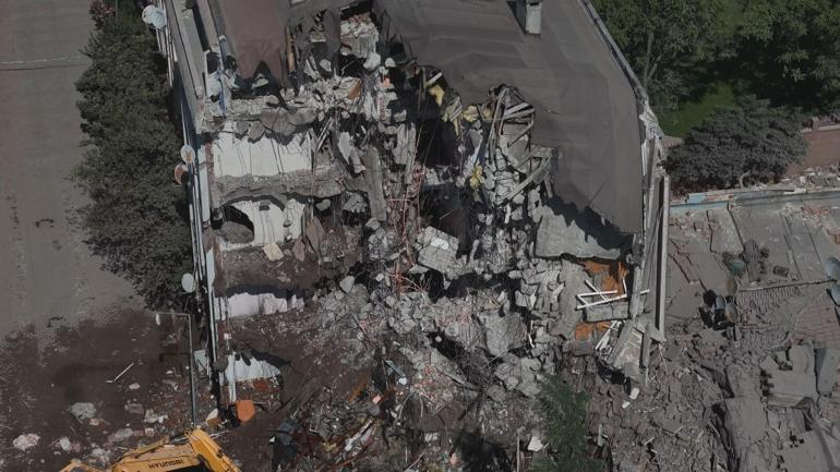 Bahçelievlerde çöken binada enkaz kaldırma çalışmaları sürüyor