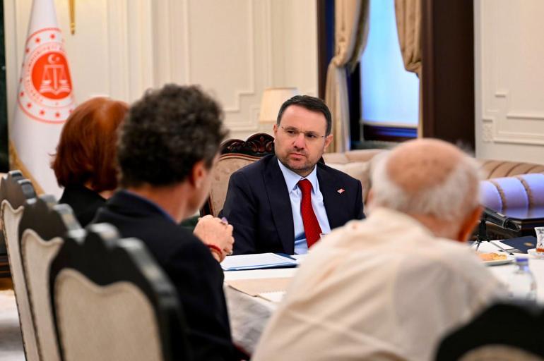 Bakan Gürlek, Uğur Mumcunun ailesiyle görüştü