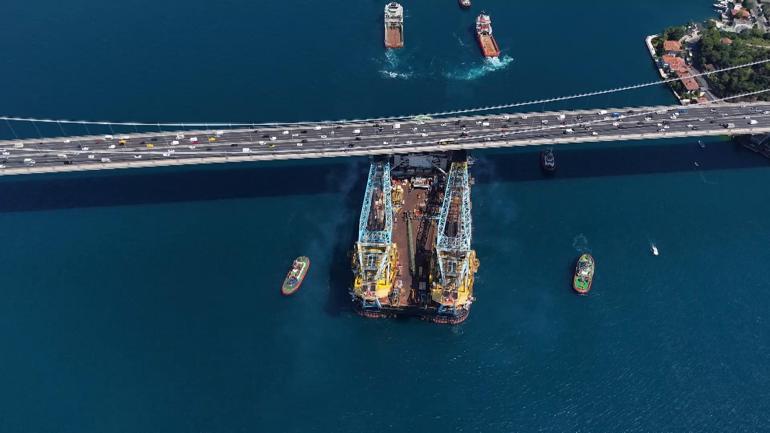 Dev vinç gemisi Saipem 7000 İstanbul Boğazından geçti