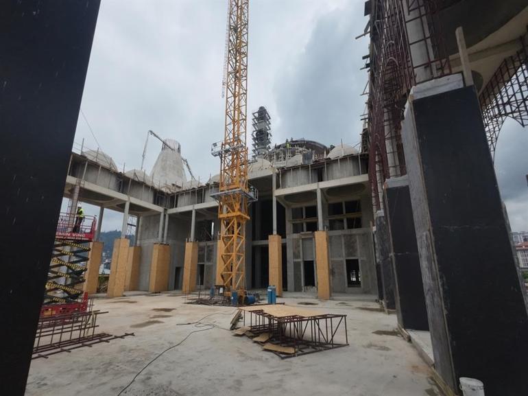 Eski TBMM Başkanı Kahraman, yapımı süren Recep Tayyip Erdoğan Camii’nde incelemede bulundu