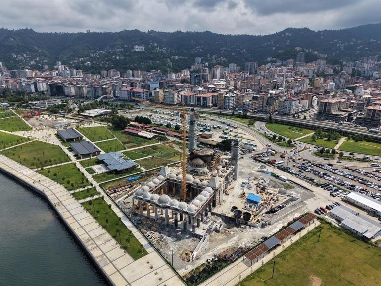 Eski TBMM Başkanı Kahraman, yapımı süren Recep Tayyip Erdoğan Camii’nde incelemede bulundu