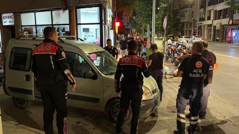 Eskişehirde kazanın ardından çıkan bıçaklı kavga kameraya yansıdı: 2 yaralı