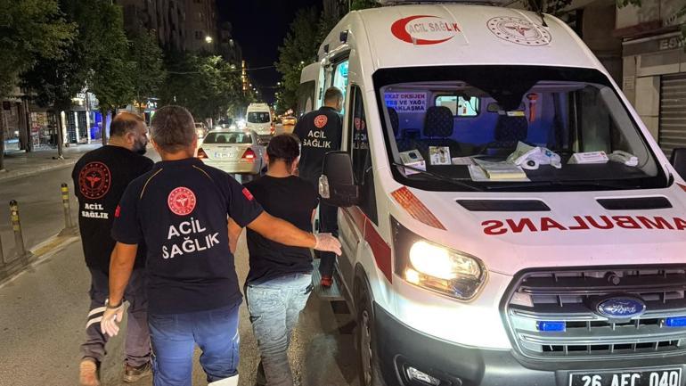 Eskişehirde kazanın ardından çıkan bıçaklı kavga kameraya yansıdı: 2 yaralı