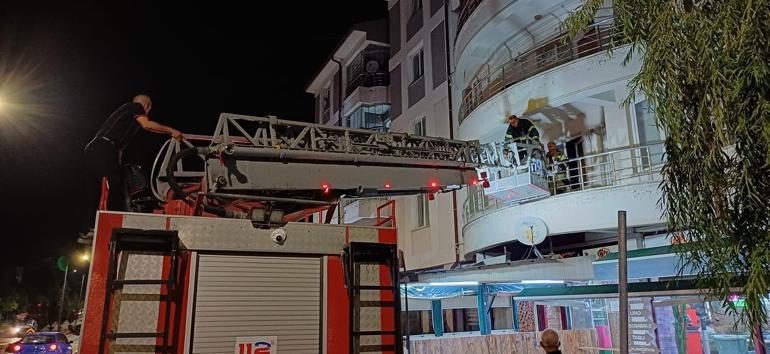 Komşularının haber alamadığı kadın, evdeki çöp yığınları arasında bulundu