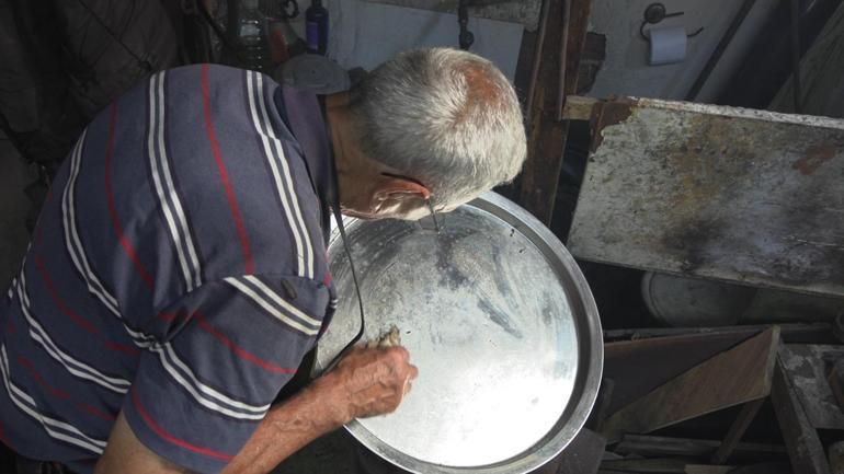 58 yıllık kalay ustası mesleğini yaşatmaya çalışıyor