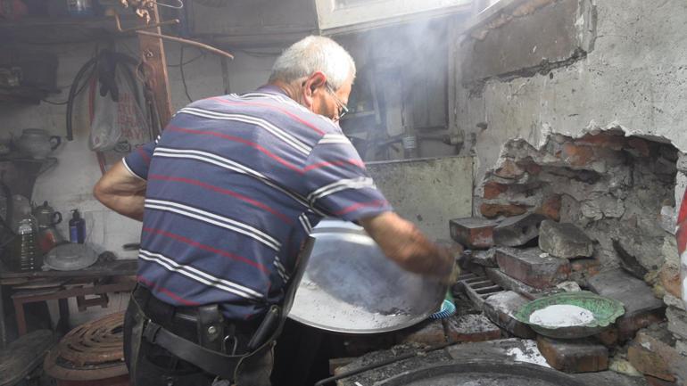 58 yıllık kalay ustası mesleğini yaşatmaya çalışıyor