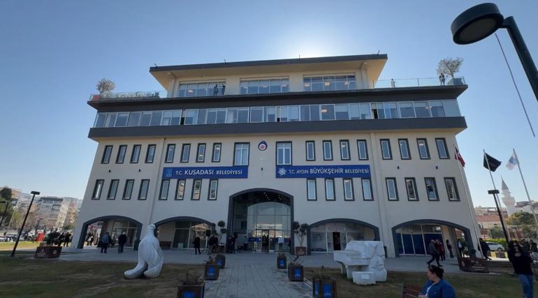 Kuşadası Belediyesine operasyon: 15 gözaltı